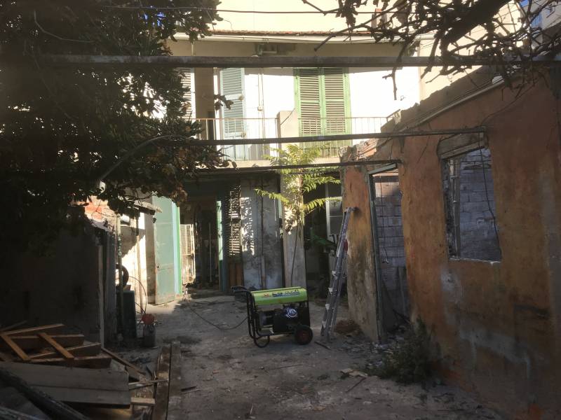 Transformation et reconstruction d'une maison d'habitation à marseille dans les BDR