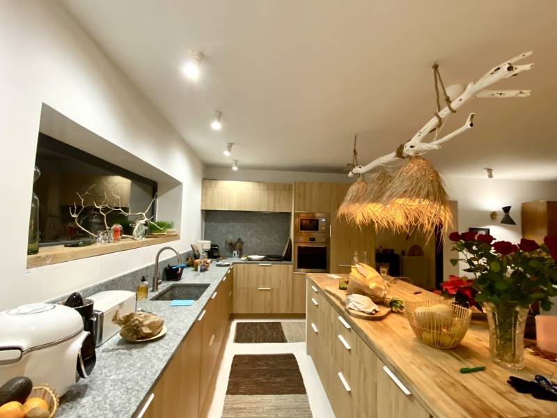 cuisine sur mesure avec plan de travail en granit gris