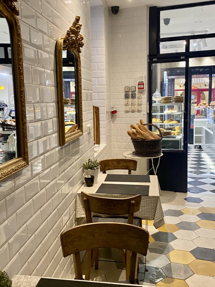 l'espace restauration d'une boulangerie