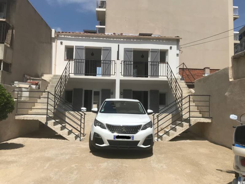 Transformation et reconstruction d'une maison d'habitation à marseille dans les BDR