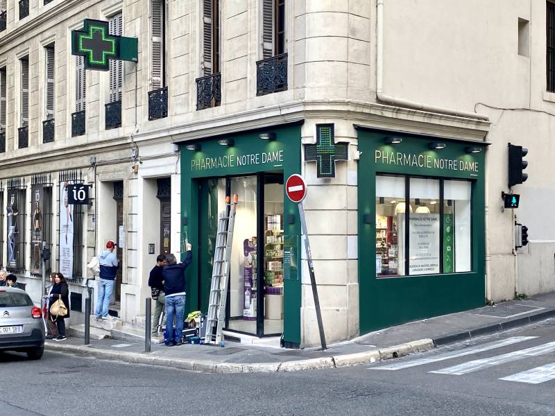 Agencement d'une devanture de pharmacie à marseille centre ville