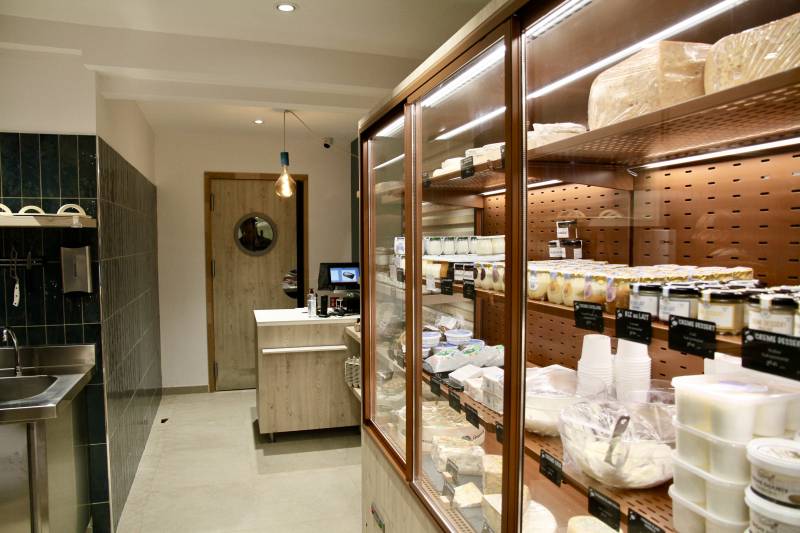 vitrine crémerie en froid ventilé avec portes coulissantes 