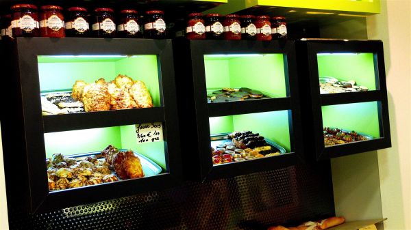 Détail d'un meuble de présentation de la boulangerie