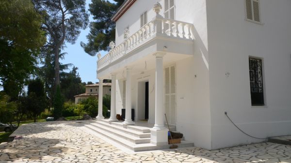 Rénovation d'un hôtel particulier 260 m2 intérieur et extérieur au style classique à colonne et parvis à Mougins proche de Nice Alpes Maritime