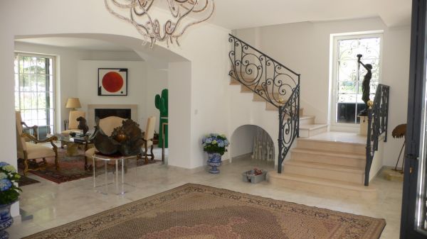 Rénovation d'un hôtel particulier 260 m2 intérieur et extérieur au style classique à colonne et parvis à Mougins proche de Nice Alpes Maritime